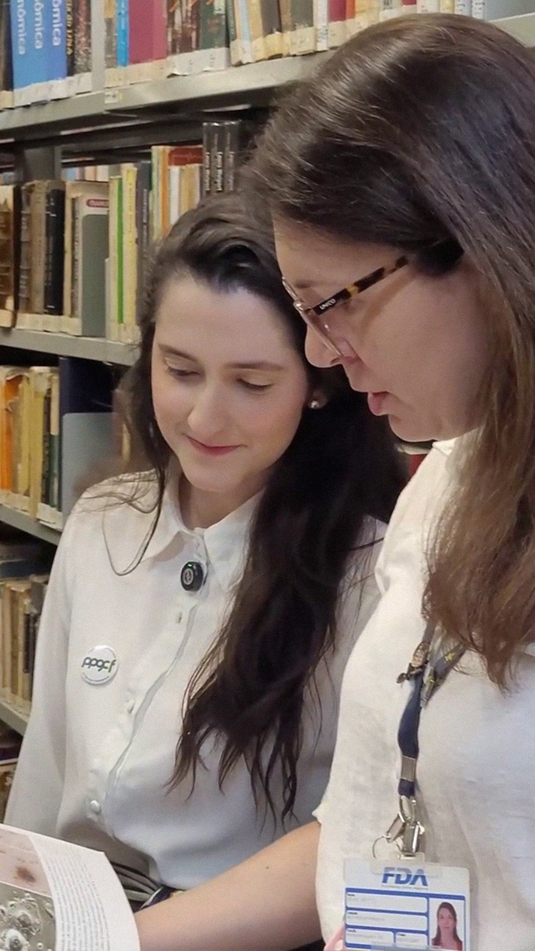 Ser mulher na ciência é também enfrentar desafios e seguir transformando caminhos. 🔬💜

Para este papo, chamamos Natasha Ibanez, graduada, mestra e agora doutoranda na Uniso, junto com a coordenadora do Programa de Pós-Graduação em Ciências Farmacêuticas, Profa. Dra. Denise Grotto, para compartillhar vivências, desafios e reflexões sobre o lugar das mulheres na pesquisa científica.

Encerrando o Mês das Mulheres, este vídeo é um convite para celebrar trajetórias, conquistas e a força de tantas mulheres que fazem a ciência acontecer todos os dias e para lembrar que essa é uma luta coletiva, que envolve todos nós na construção de um ambiente mais justo e igualitário. ✨

Dê o play e confira essa conversa! 💙

A Uniso é nota 5 no MEC! Confira no link da bio o cadastro da Instituição no Sistema e-MEC.

#PPGCF #CiênciasFarmacêuticas #MulheresNaCiência #Ciência #Pesquisa #Uniso #UniversidadeDeSorocaba #Nota5NoMEC