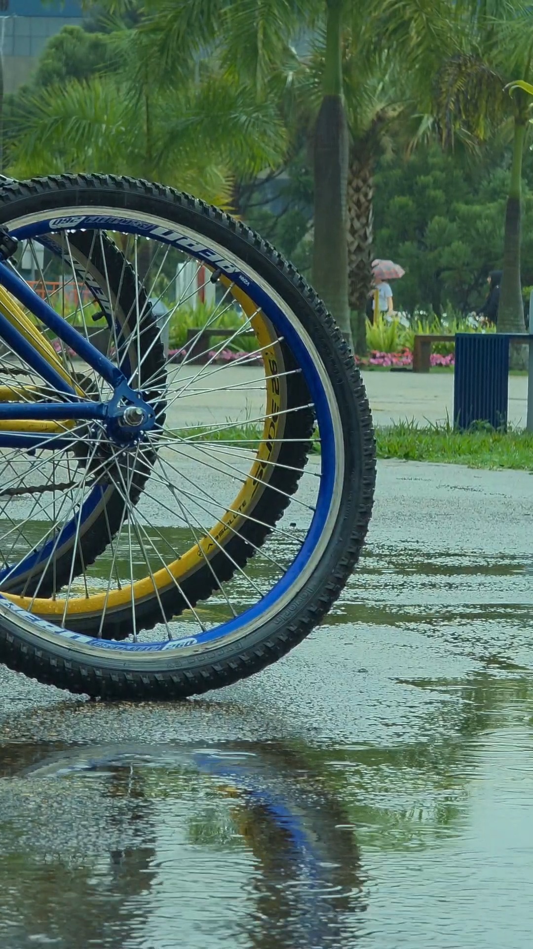 🌧️ Um dia de chuva por aqui é assim...

Guarda-chuva na mão, correria entre um prédio e outro, aquele café para acompanhar a aula e a rotina seguindo normalmente. ☕🎓

Porque, faça chuva ou faça sol, sempre tem vida acontecendo no câmpus. 💙

Dê o play e acompanhe um pouco de um dia comum na Uniso.

A Uniso é nota 5 no MEC! Confira no link da bio o cadastro da Instituição no Sistema e-MEC.

#VidaUniversitária #RotinaUniso #CampusUniso #UniversidadeDeSorocaba #DiaDeChuva