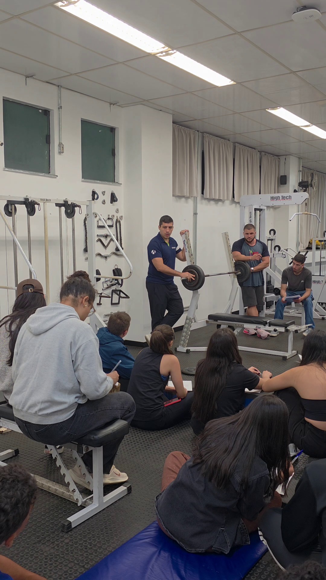 🏋️‍♂️💙 Academia também é lugar de aprendizado!

No novo episódio do Uniso Labs, vamos conhecer a Academia-Escola de Educação Física da Uniso, um espaço que une a prática de exercícios físicos à formação dos nossos estudantes!

Além de oferecer atividades de musculação e exercícios aeróbios à comunidade acadêmica, a Academia-Escola é um ambiente de estágio para os alunos do Bacharelado em Educação Física, que acompanham os treinamentos sob a supervisão de um professor. 💪🎓

▶️ Dê o play e conheça esse espaço da nossa Universidade!

🎥: Felippe Oliveira

A Uniso é nota 5 no MEC! Confira no link da bio o cadastro da Instituição no Sistema e-MEC.
#UnisoLabs #EducaçãoFísica #AcademiaEscola #FormaçãoProfissional #UniversidadeDeSorocaba